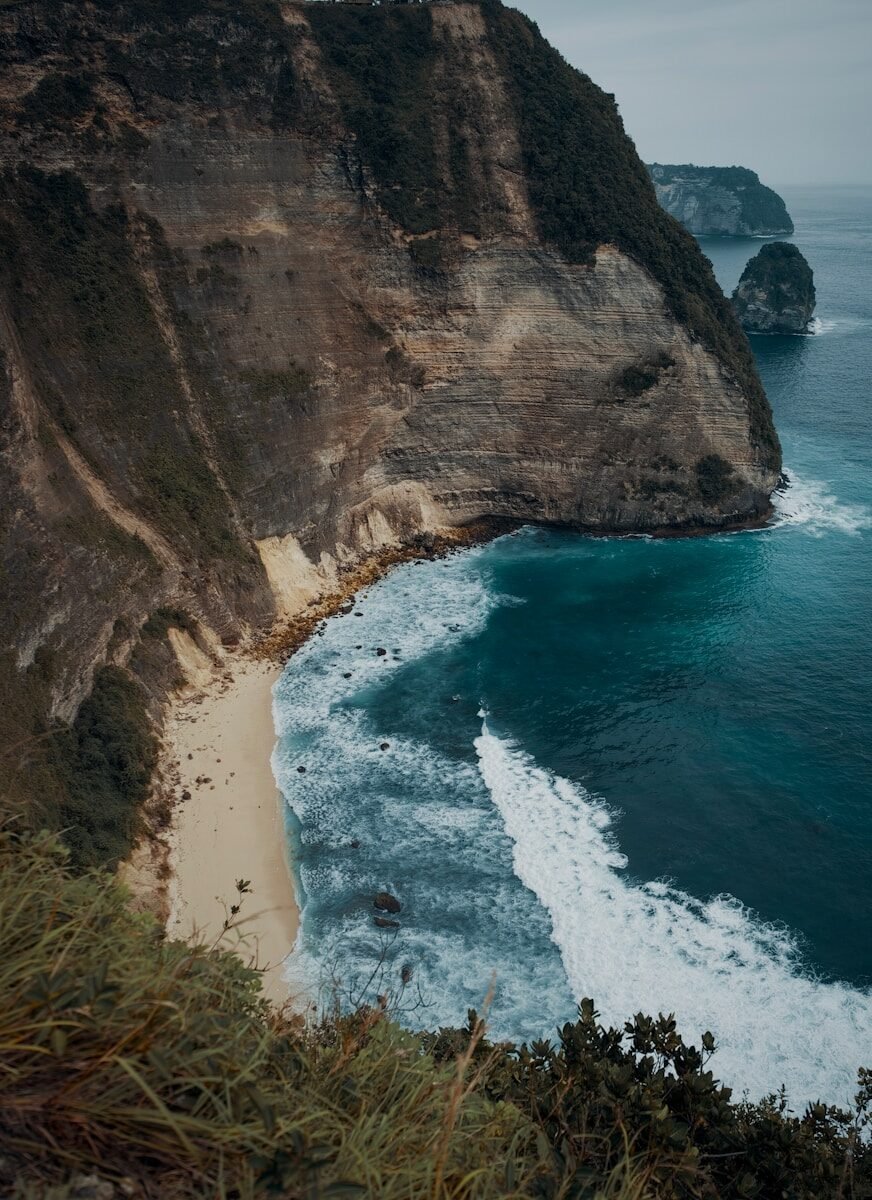 Ilustrasi pantai berbatu untuk perencanaan PAK BP Kelas IV.
